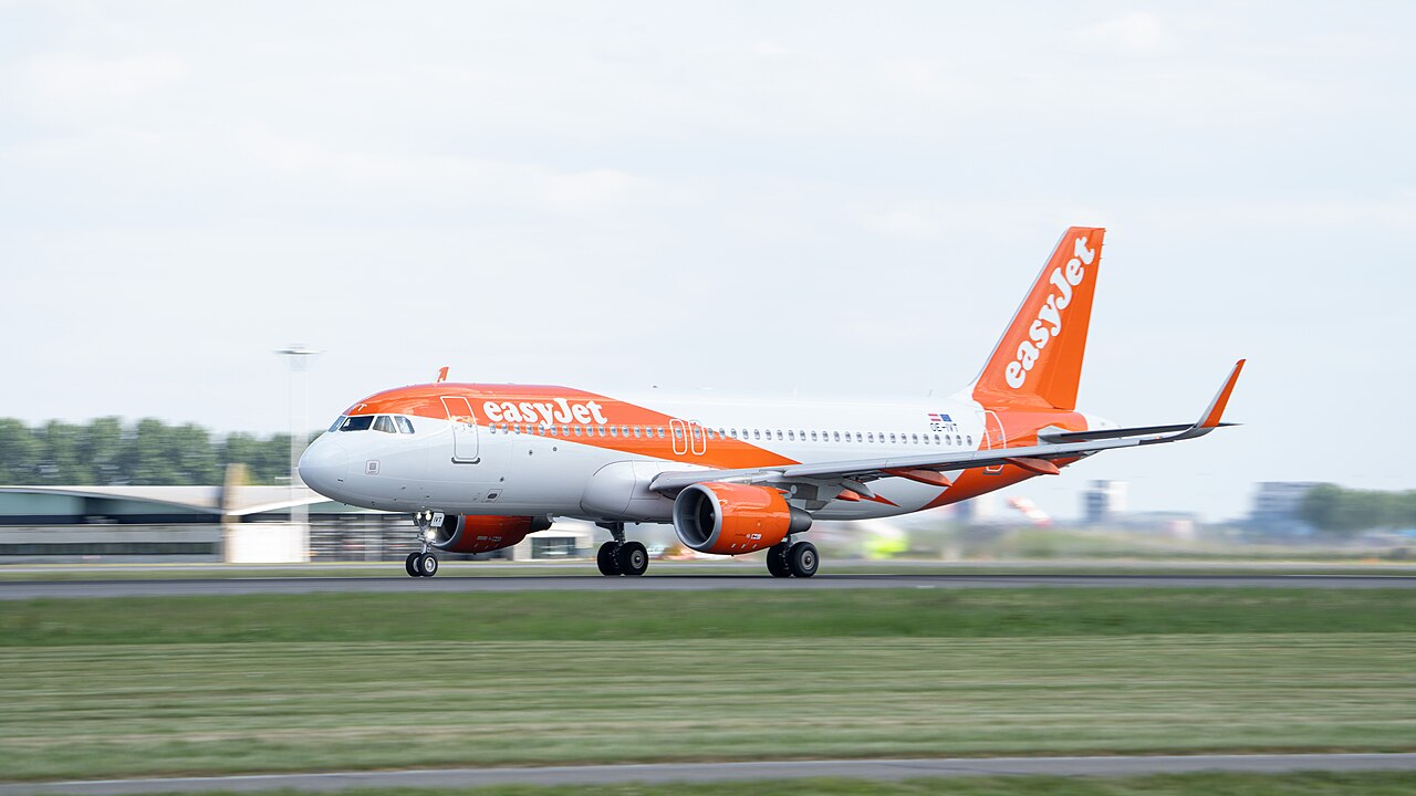 Airbus A320 easyJet in decollo dall’aeroporto di Amsterdam Schiphol; fotografia d’archivio illustrativa