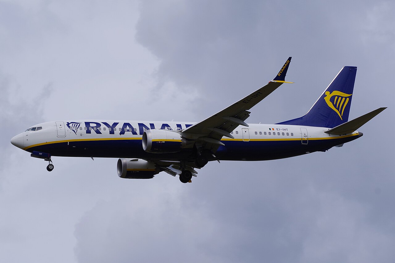 Boeing 737-8-200 Ryanair in fase di atterraggio; fotografia di repertorio