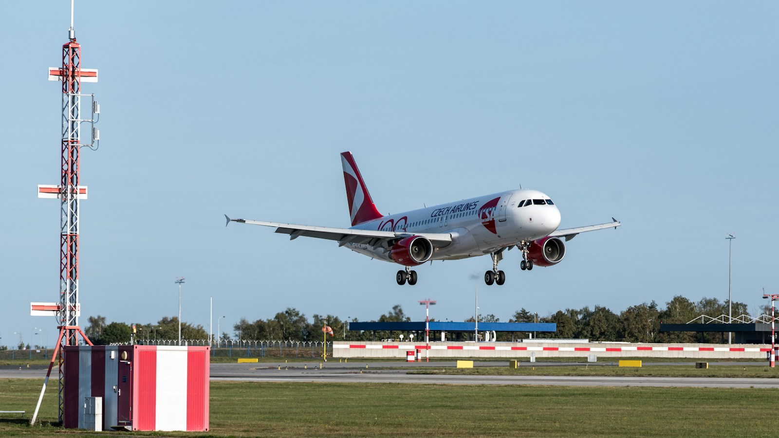 Aereo passeggeri in prossimità della pista