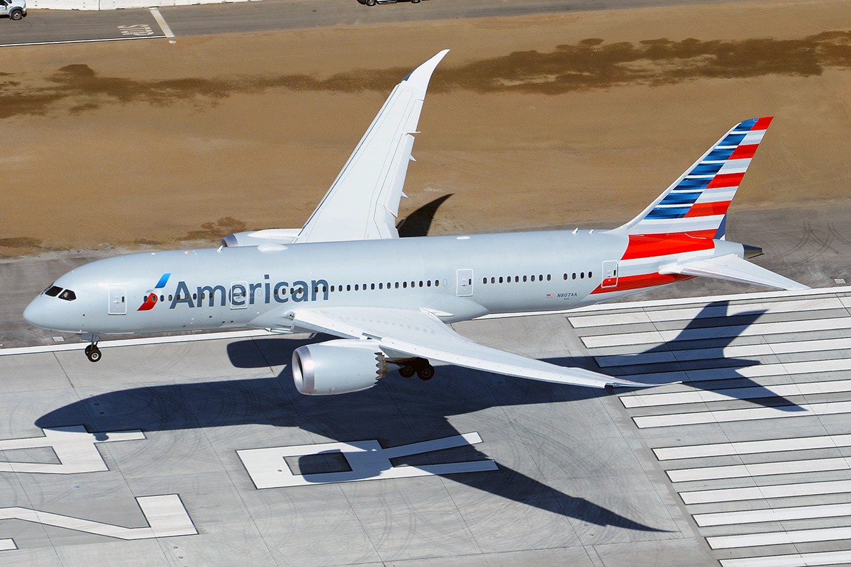 Boeing 787 American Airlines in atterraggio; fotografia di repertorio